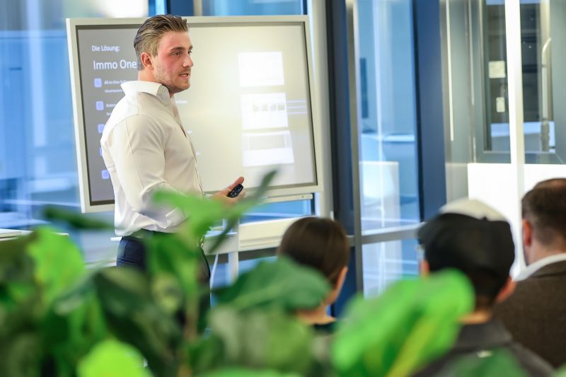 Tim Goebel als Speaker auf der Bühne vor Publikum
